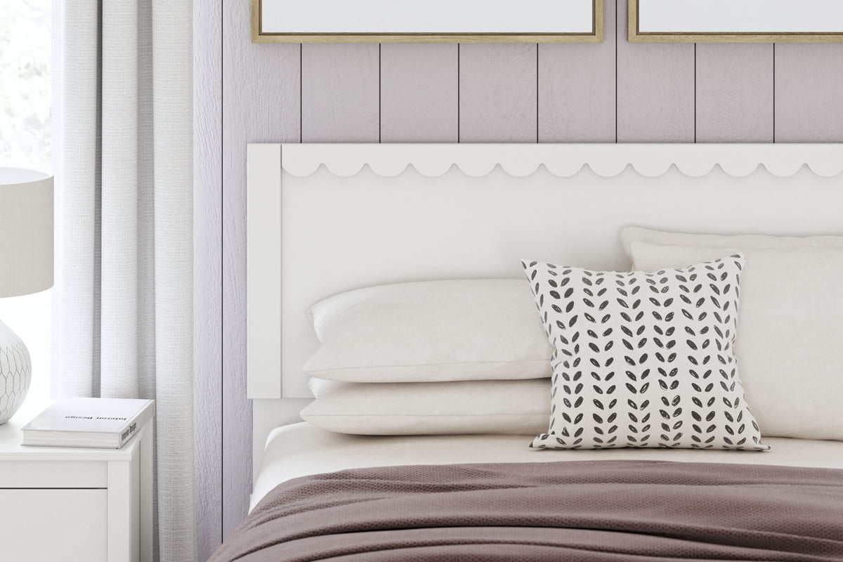 Hallityn - Panel Platform Bed