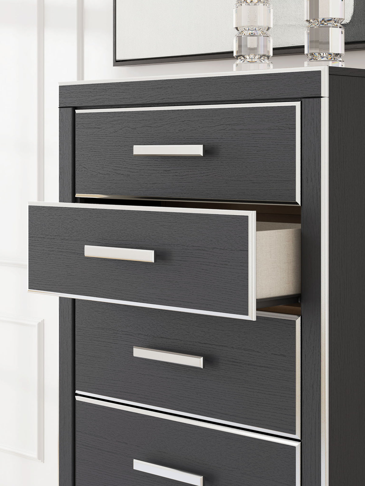 Zuraleus - Five Drawer Chest